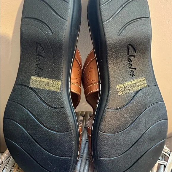 Clarks Brown Sandals Leather - Picture 3 of 4
